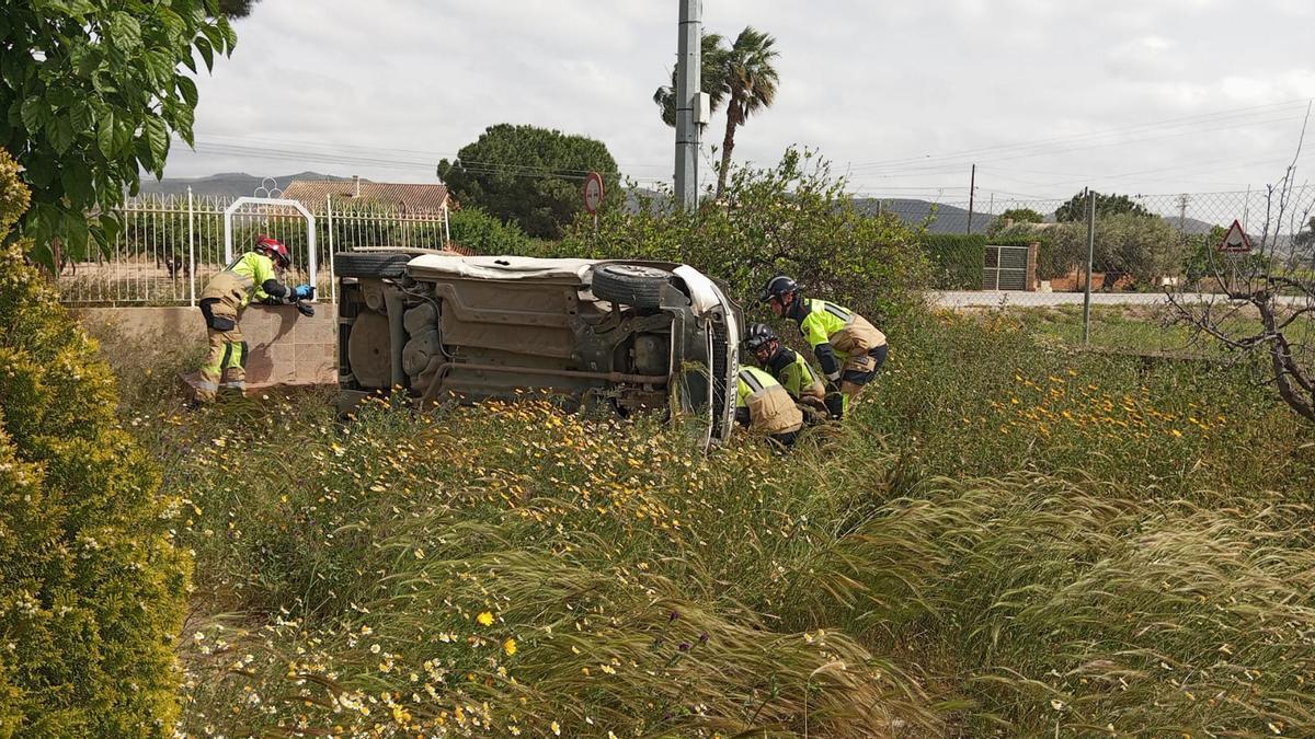 El coche, volcado tras estrellarse contra la valle del jardín