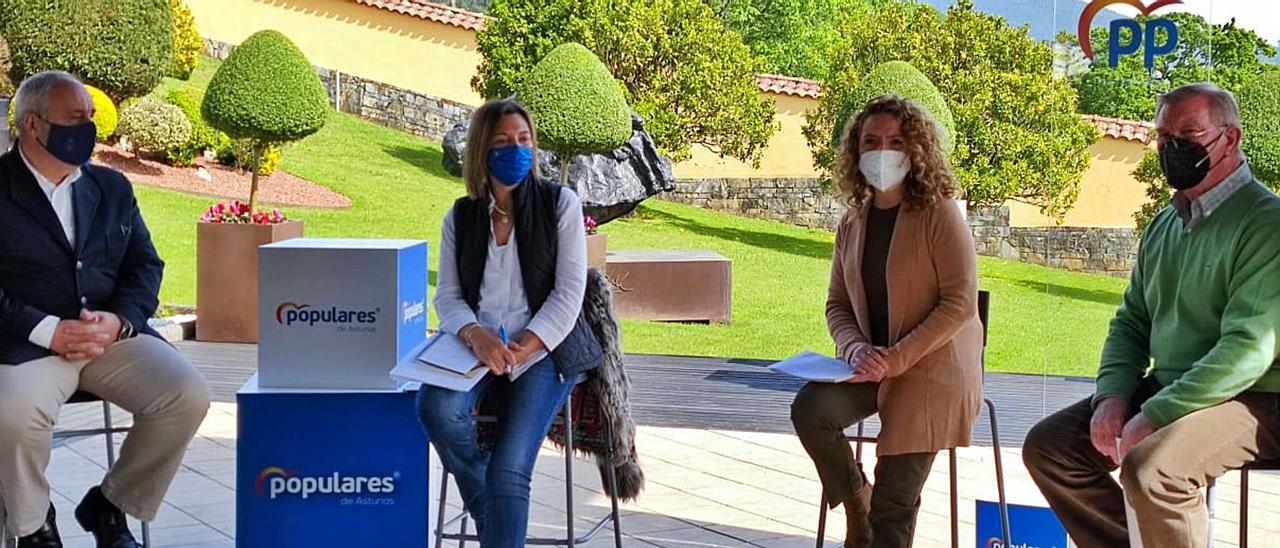 Por la izquierda, Javier Brea, Milagros Marcos, Teresa Mallada y Manuel Fernández.