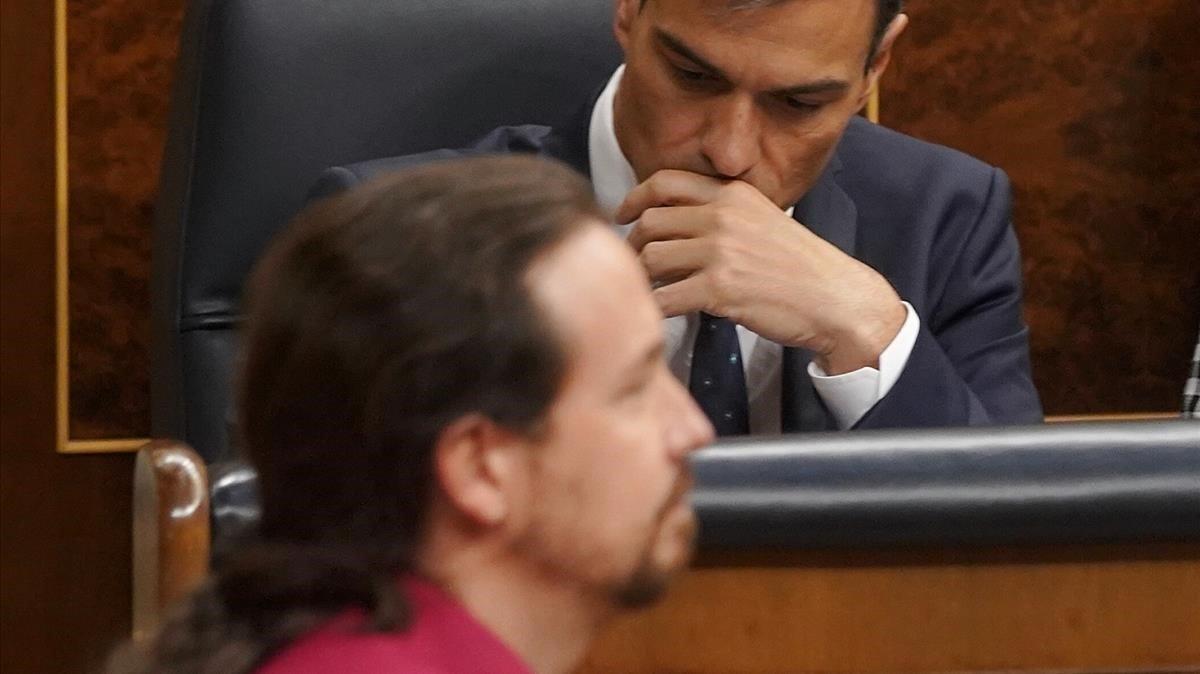 Pablo Iglesias, ante Pedro Sánchez, en una imagen del pasado octubre, en el Congreso de los Diputados.