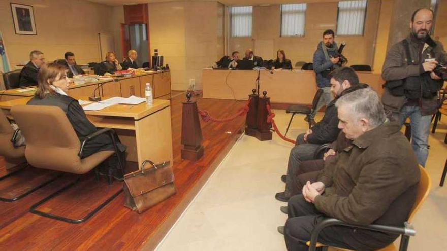 Castiñeiras, a la derecha, junto a su abogada (izda.), ayer, en el tribunal. xoán álvarez