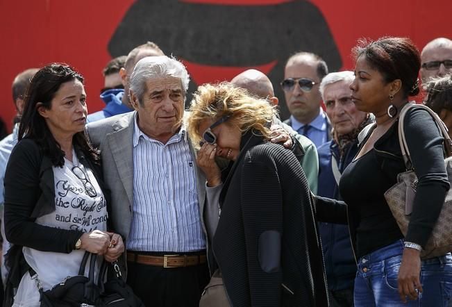 18/04/2016 SUCESOS derrumbe de la vivienda en los critianos donde fallecieron 7 personas  acto homenaje a las victimas   con un minuto de silencio en la plaza del pecador con  autoridades municipales colaboradores en el desescombro  familiares de las víctimas  y vecinos de los cristianos