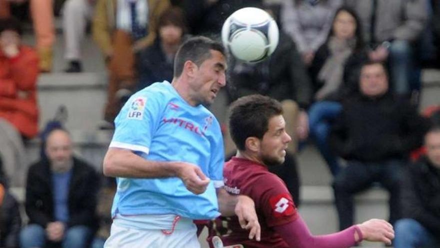 Un jugador del Celta B y otro del Pontevedra disputan un balón durante el partido de ayer. // Gustavo Santos