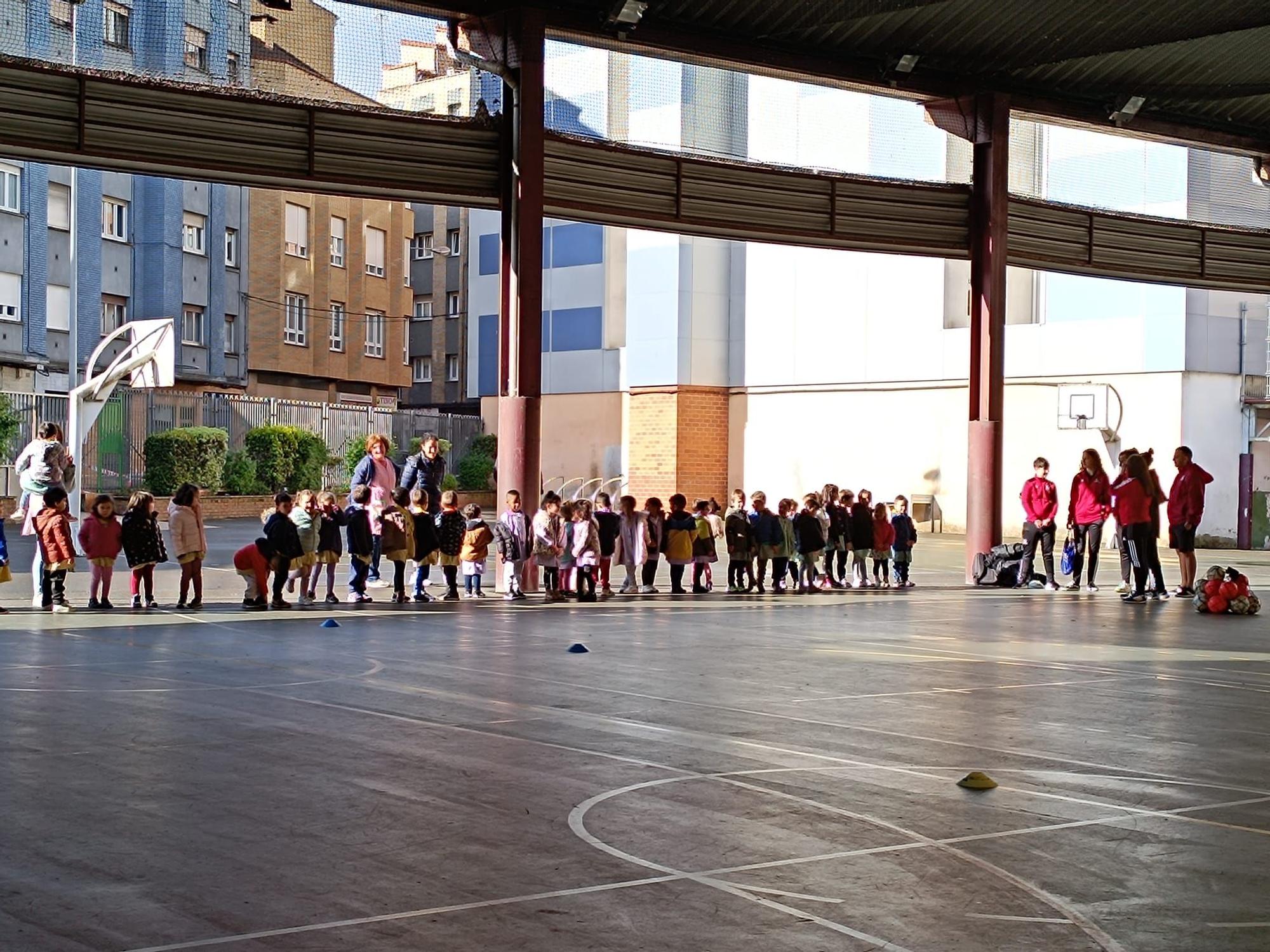 El Gijón Fútbol Femenino, entrenador del colegio Príncipe de Asturias por un día (en imágenes)