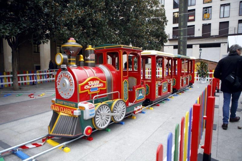 Montaje de la Muestra de Navidad en la Plaza del Pilar