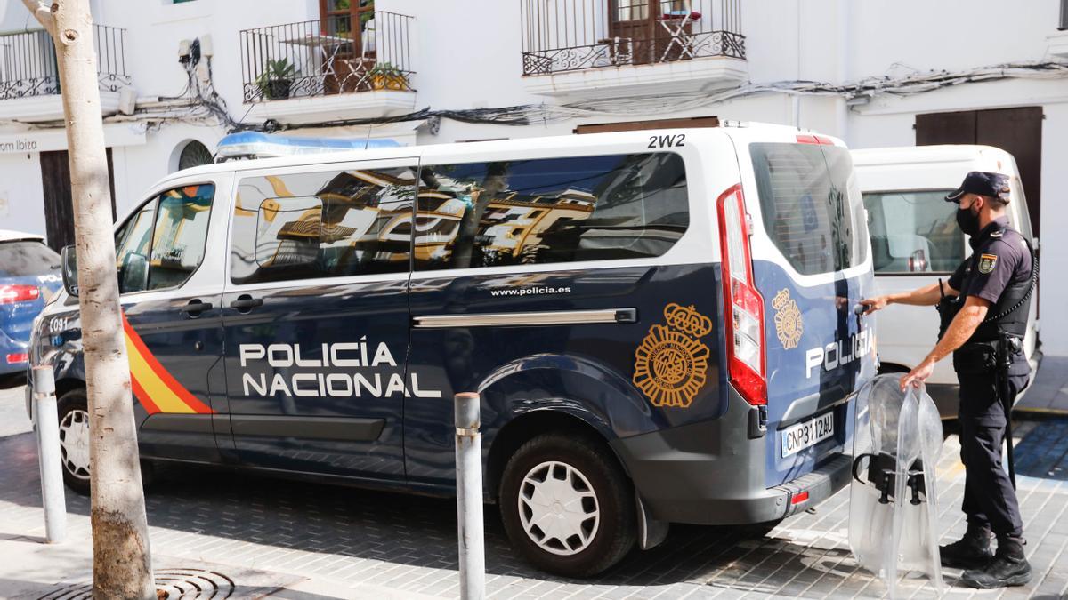 La Policía Nacional, en un operativo en la ciudad de Ibiza.