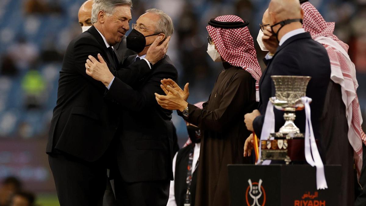 Ancelotti saludando a Florentino Pérez tras ganar la Supercopa de España.