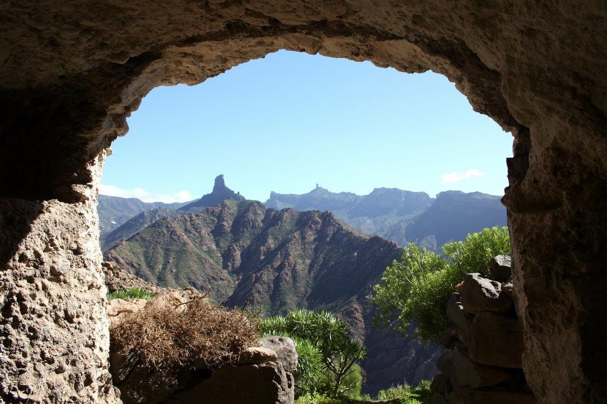 Todas las cuevas excavadas de la fortaleza de Acusa, desde donde está tomada la imagen, estaban orientadas hacia el Bentayga y el Roque Nublo.