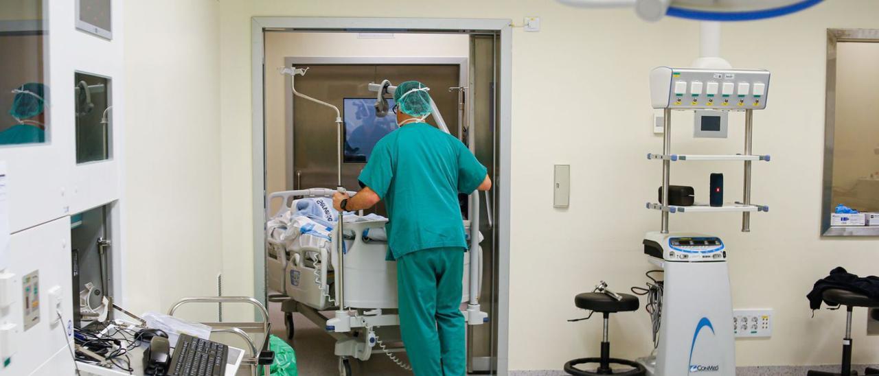 Un paciente, entrando a uno de los quirófanos del Hospital Can Misses.  | T. ESCOBAR