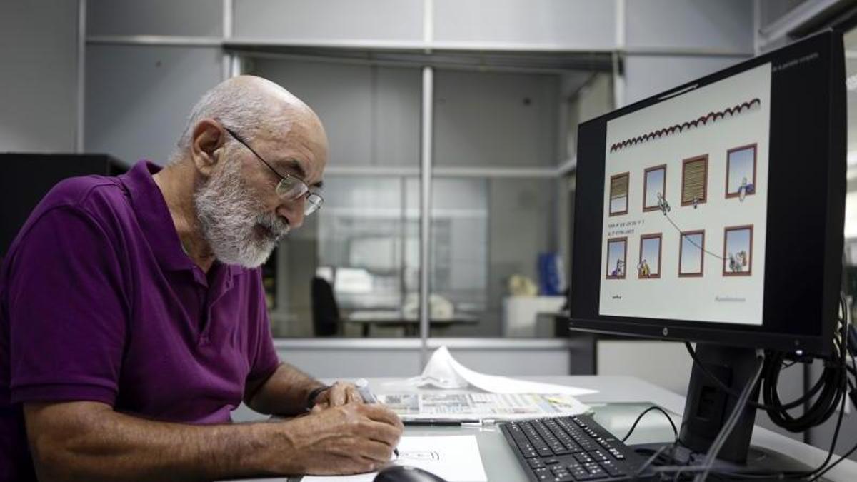 Ortifus, en la elaboración de una de sus viñetas, en una imagen de archivo.