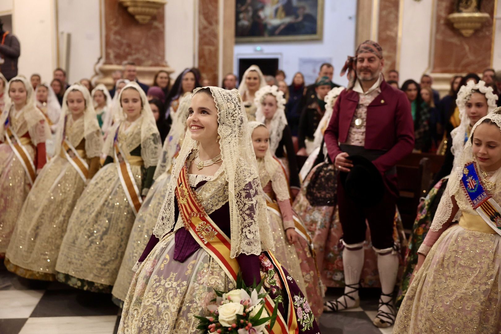 Ofrenda Fallas 2023 | Así ha sido la llegada de Paula Nieto a la plaza de la Virgen