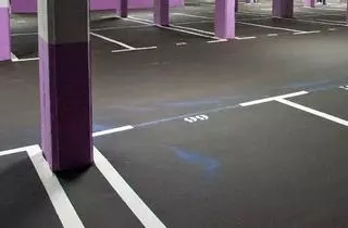 Polémica por el aviso que ha aparecido sobre un coche en un garaje de Alicante