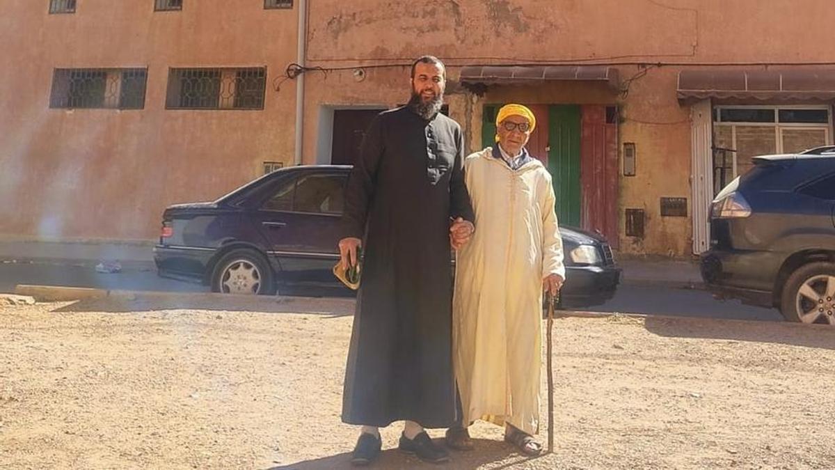 Yahyia Benaouda, junto a su padre en Oujda (Marruecos), su ciudad natal.