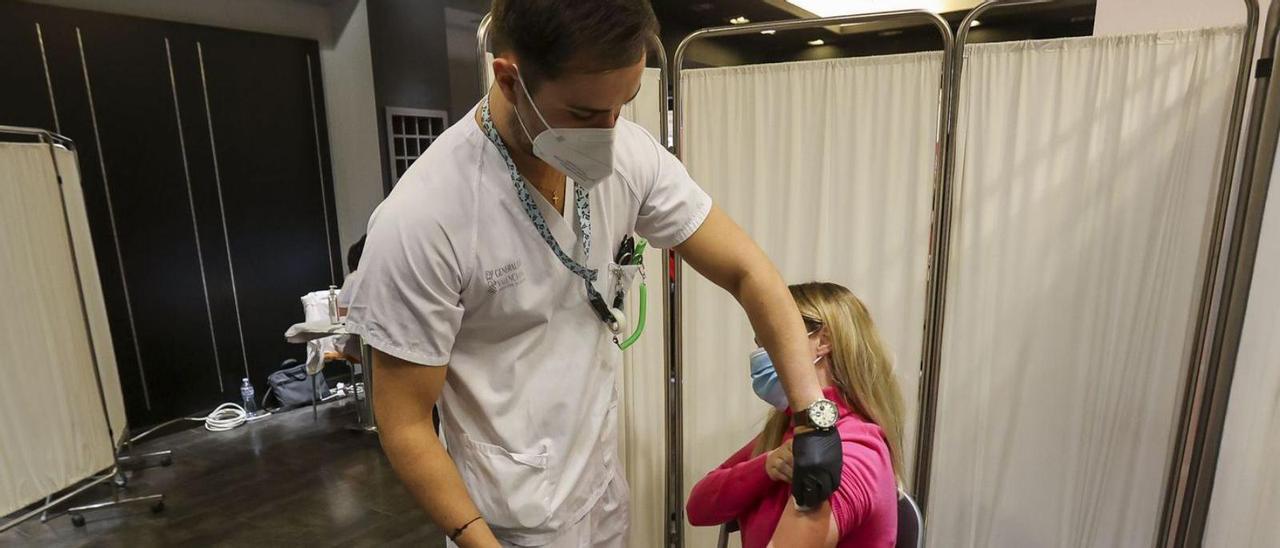 Une femme se fait vacciner dans l'un des points activés ces jours-ci à Alicante. | HECTOR FUENTES
