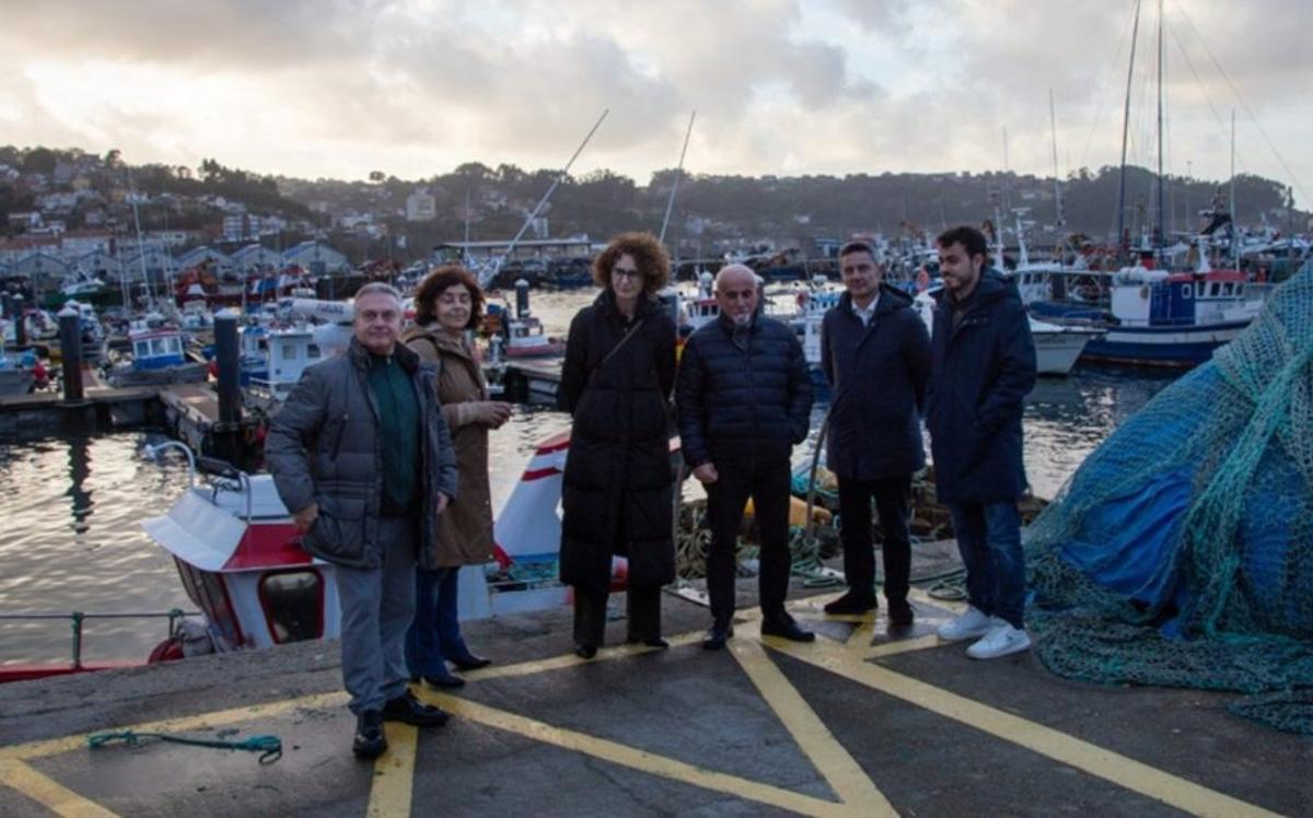 Rosas, en el centro, con diputados y ediles del PP en Bueu. |  FdV