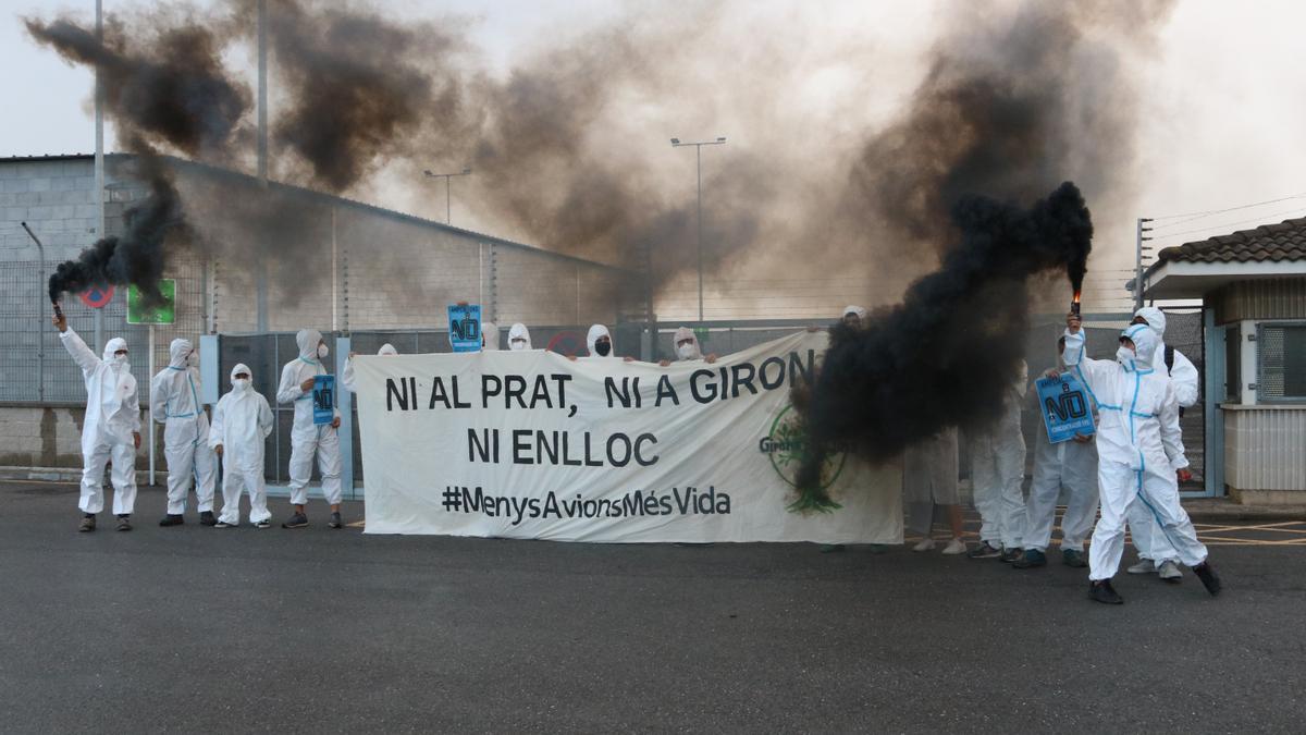 Una vintena d&#039;activistes fan una acció de protesta a l&#039;aeroport de Girona en contra de les ampliacions i del baixador