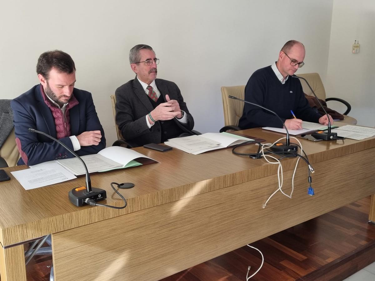 Salva Almenar, José María Ángel y Fernando Castellano, durante la Comisión de Festejos Taurinos Tradicionales de la Comunitat Valenciana