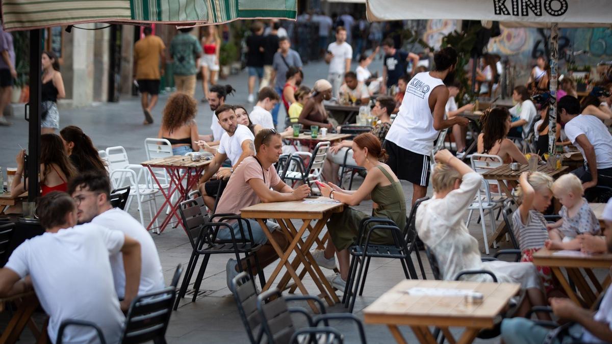 Archivo - Personas en una terraza