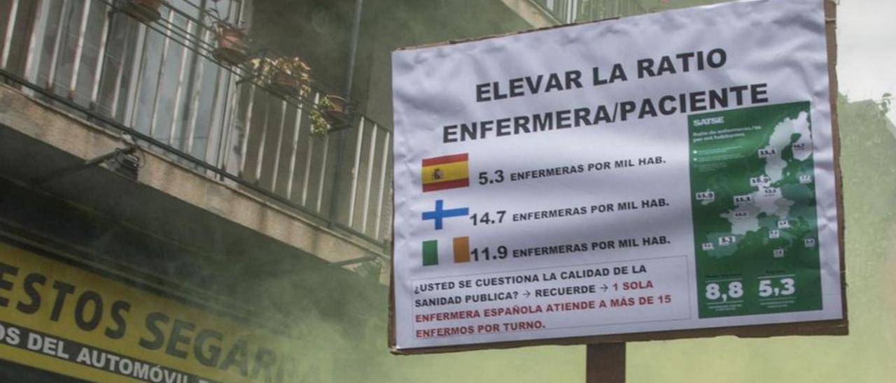 Protesta en Alicante para pedir un aumento de personal. | PILAR CORTÉS