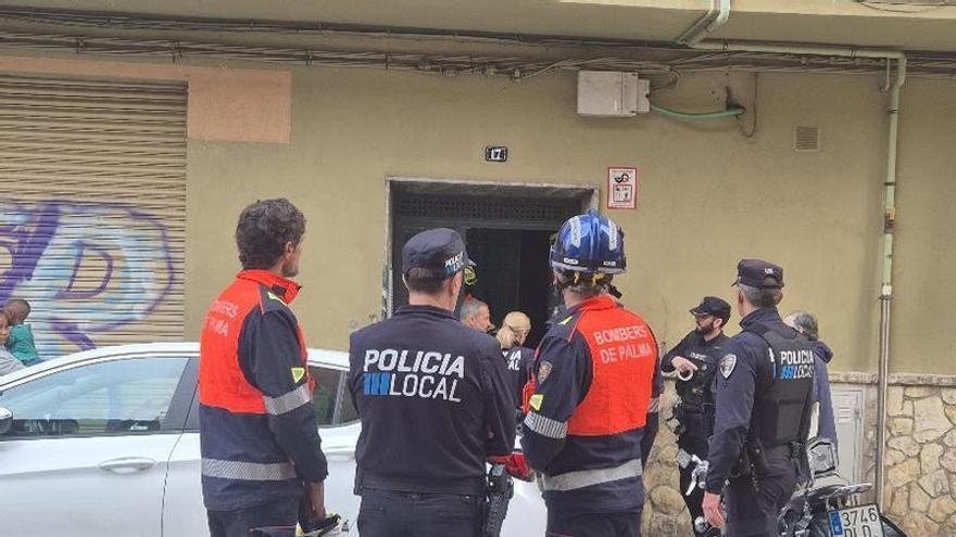 Derrumbe en un edificio de Foners: "La viga del techo del salón se ha caído cuando mis padres estaban en casa"
