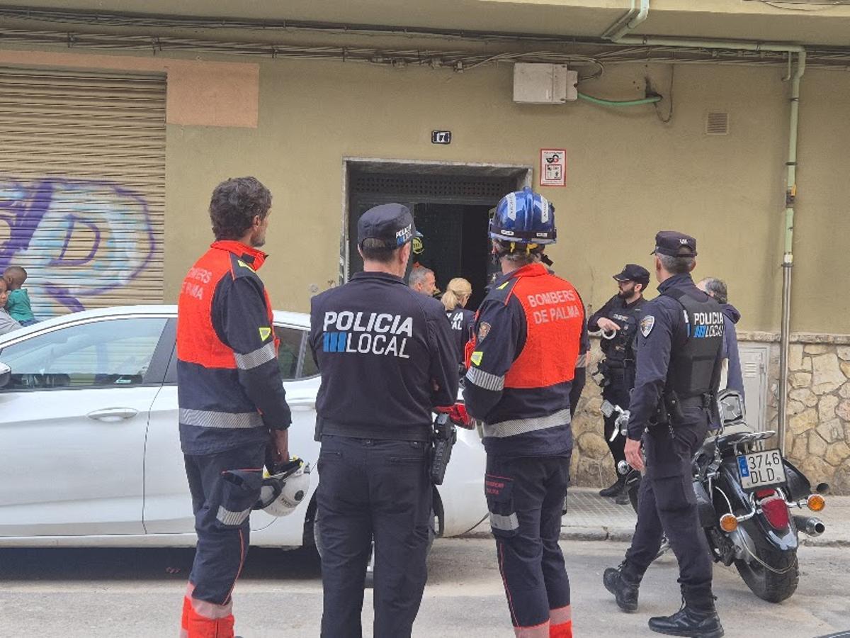 Bombers de Palma y Policía Local de Palma ante el edificio de Foners donde se ha producido el derrumbe.