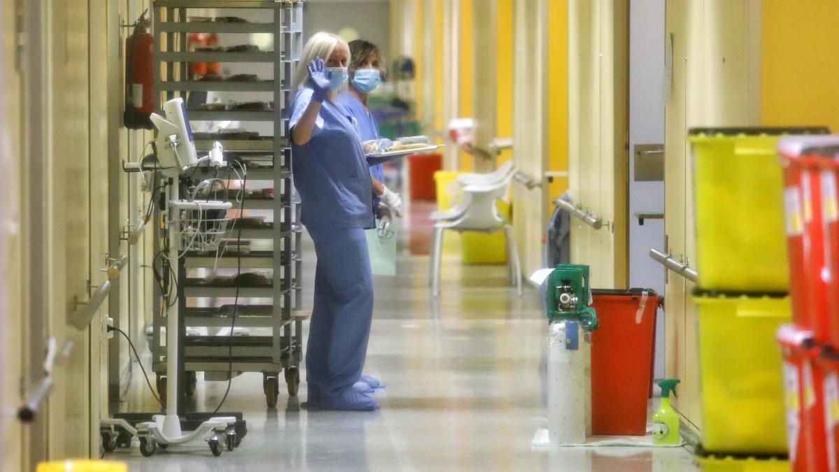 Trabajadoras del Reina Sofía, en una de las plantas habilitadas para pacientes de coronavirus.