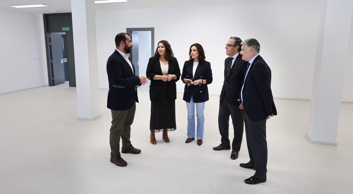 El delegado de Desarrollo Educativo de la Junta en Málaga, Miguel Briones, ayer, en el colegio sampedreño. | L.O.