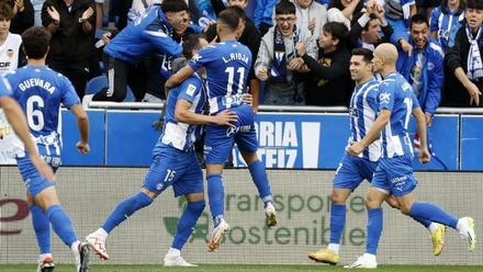 Los jugadores del Alavés celebran el tanto de la victoria ante el Valencia