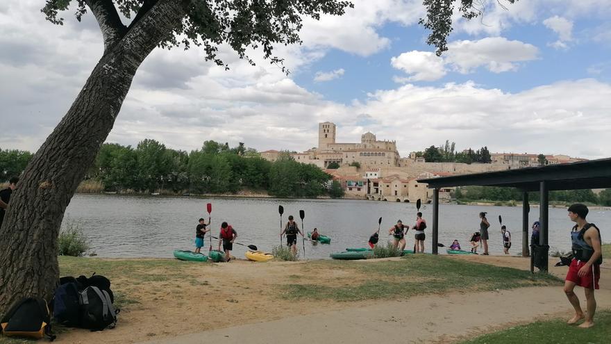 Estudiantes de Bachillerato y de la ESO en la actividad de kayak