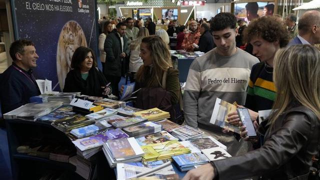 Público en el stand de Zamora en la Feria Internacional de Turismo de Madrid.