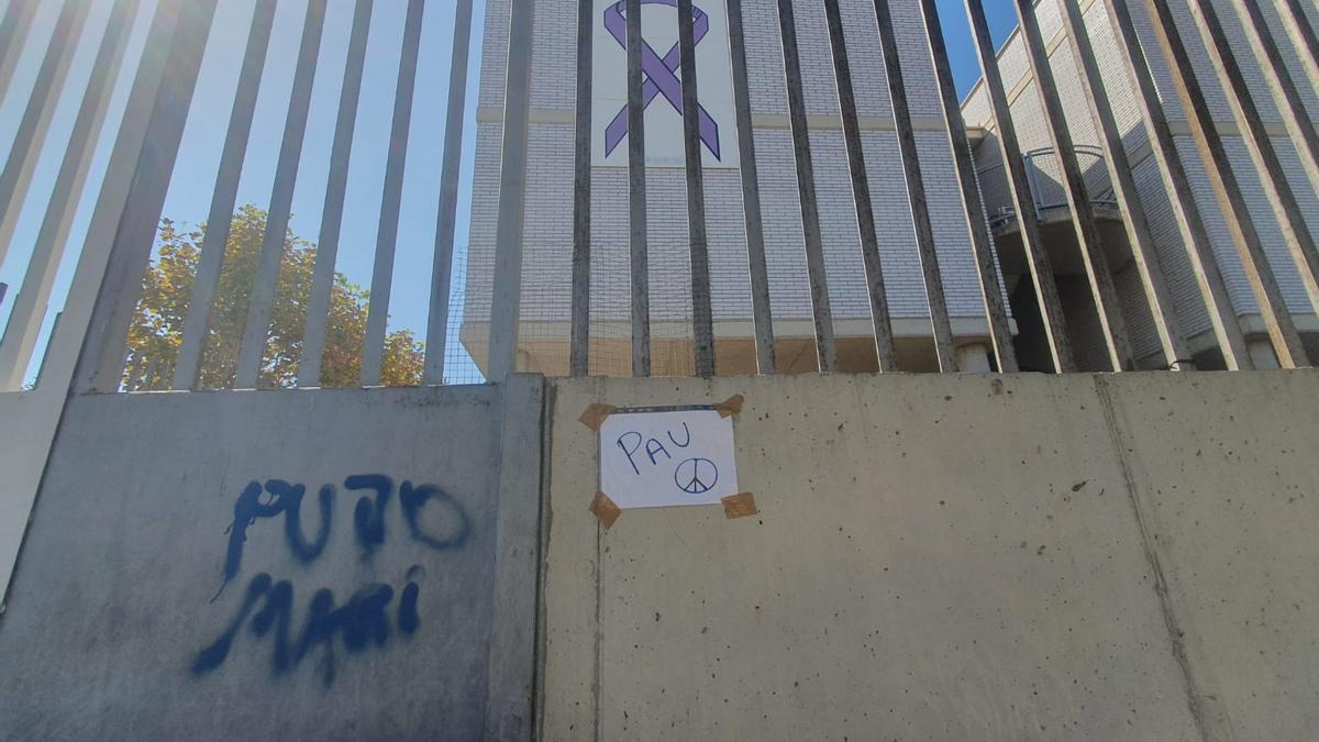 La fachada del IES La Ribera esta mañana, con un cartel de ‘paz’ junto a la puerta principal.