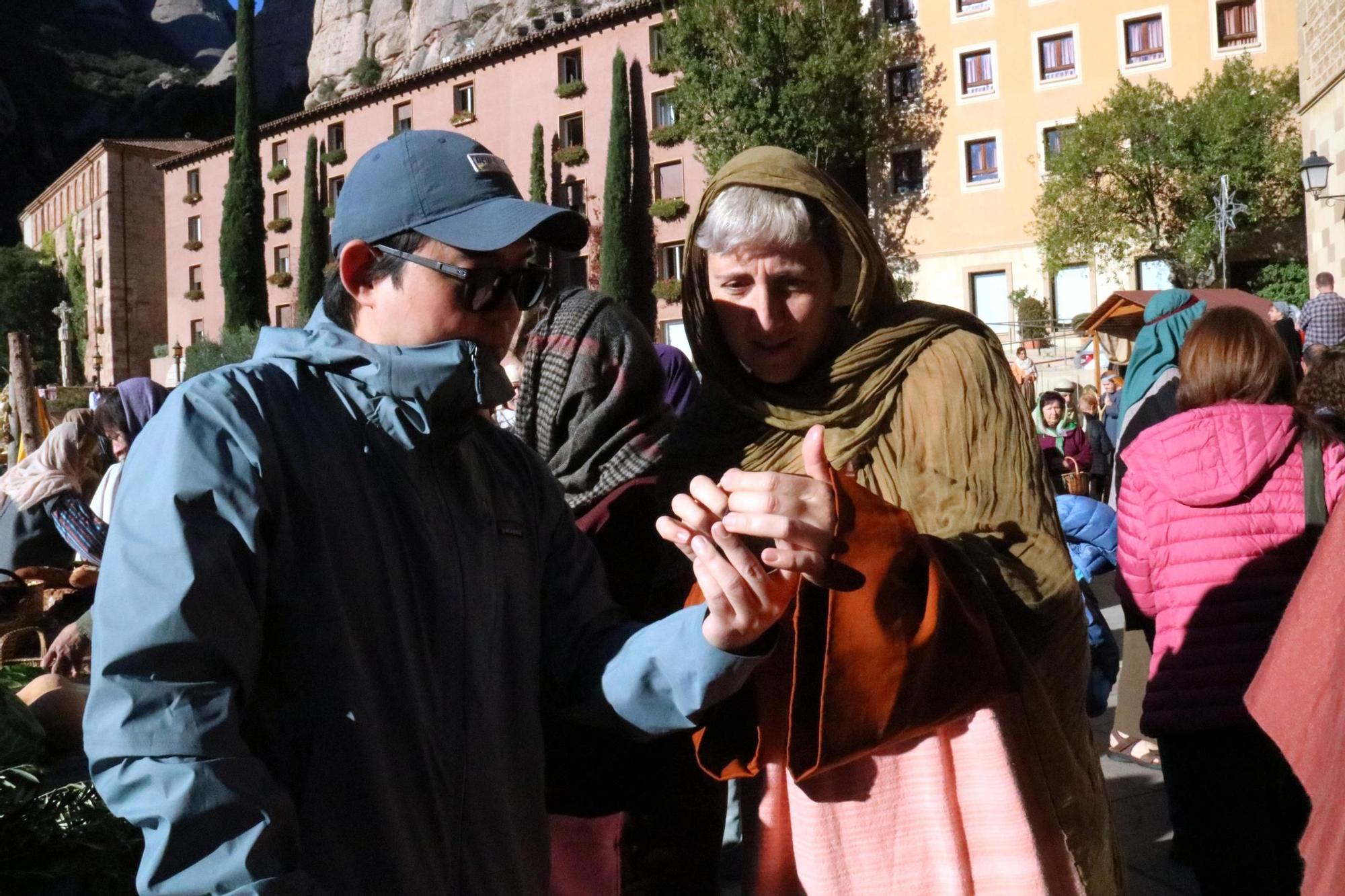 Figurants gironins participen a un pessebre vivent gegant a Montserrat