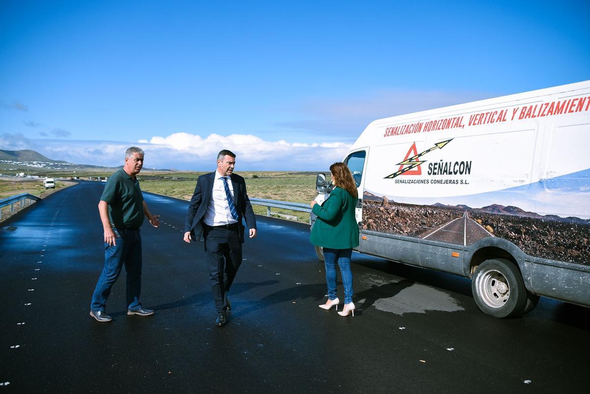 Eugenio Robayna, Oswaldo Betancort y Olivia Duque en la carretera Nazaret-El Complejo.