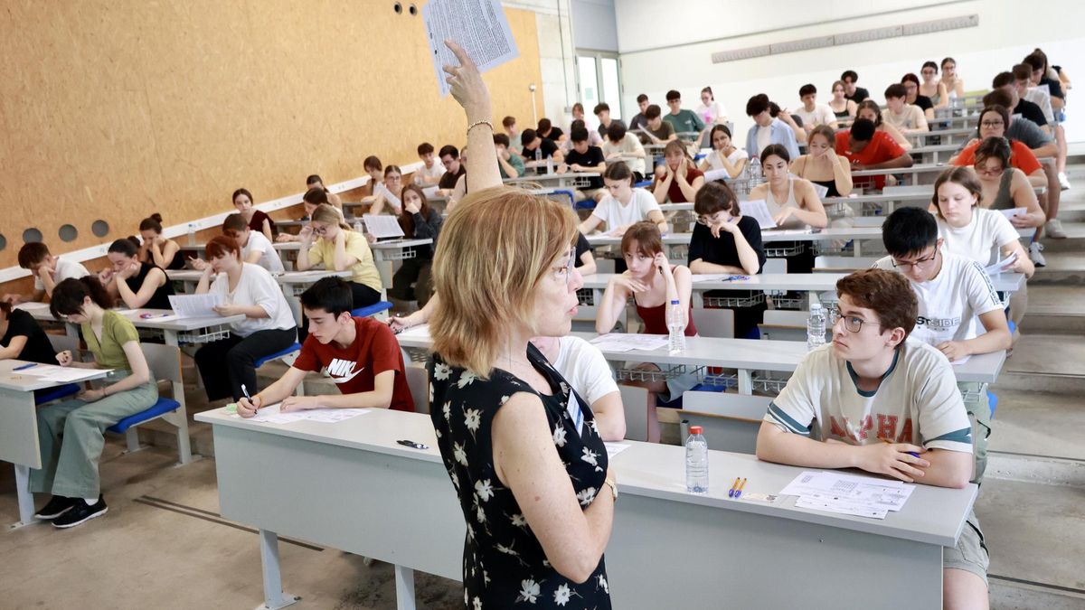 Alumnos antes de comenzar la prueba de Lengua y Literatura de la PAU en el campus de Espinardo