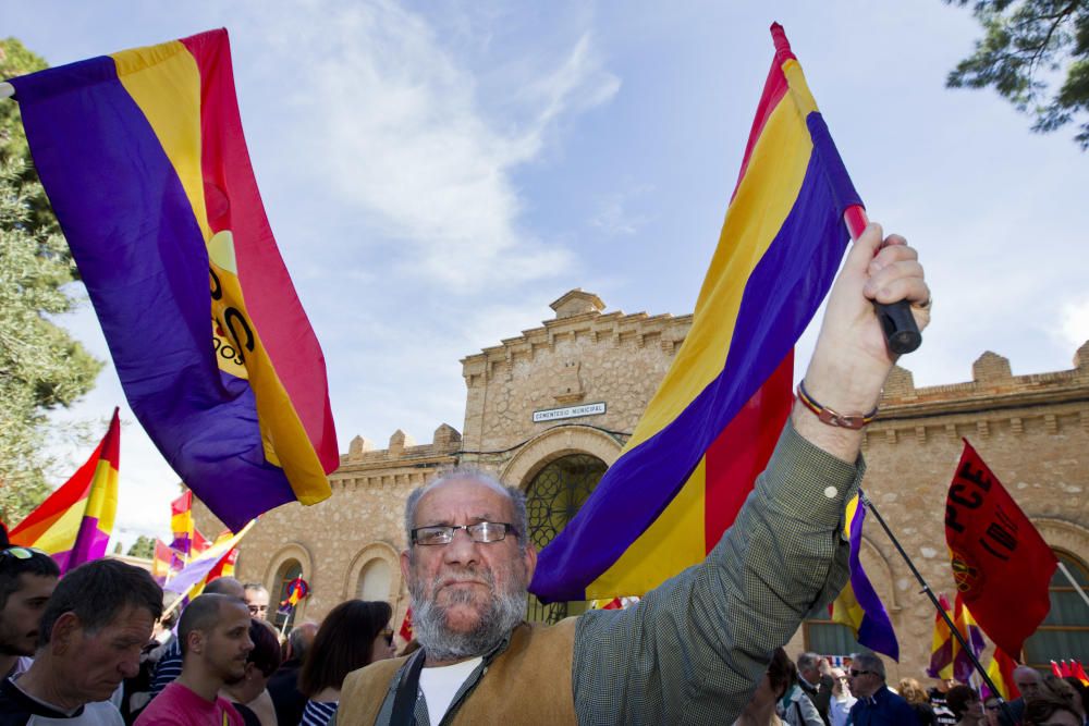 Homenaje en la fosa común de Paterna