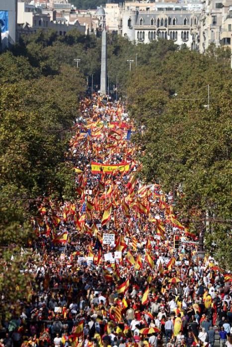 Milers de persones es manifesten a Barcelona per per la unitat d'Espanya