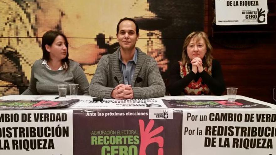 Francisco Alemán, candidato al Congreso, junto a Fuensanta Garcés (d) y Ana Díaz (i).