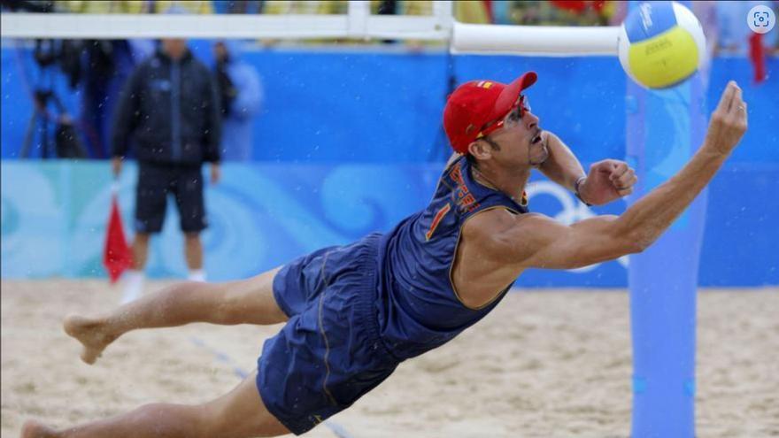 Pablo Herrera entra en la historia del vóley-playa mundial