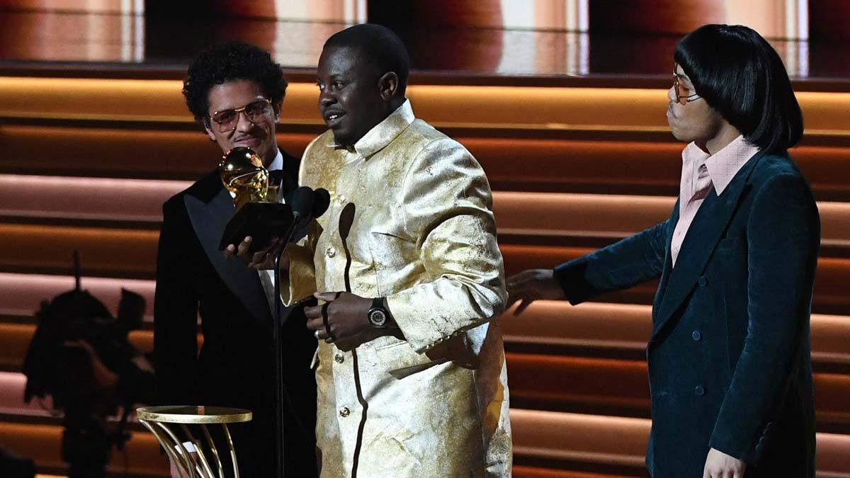 Bruno MArs y Anderson Paak, el dúo Silk Sonic, reciben el premio a mejor canción del año por ’Leave the door open’.