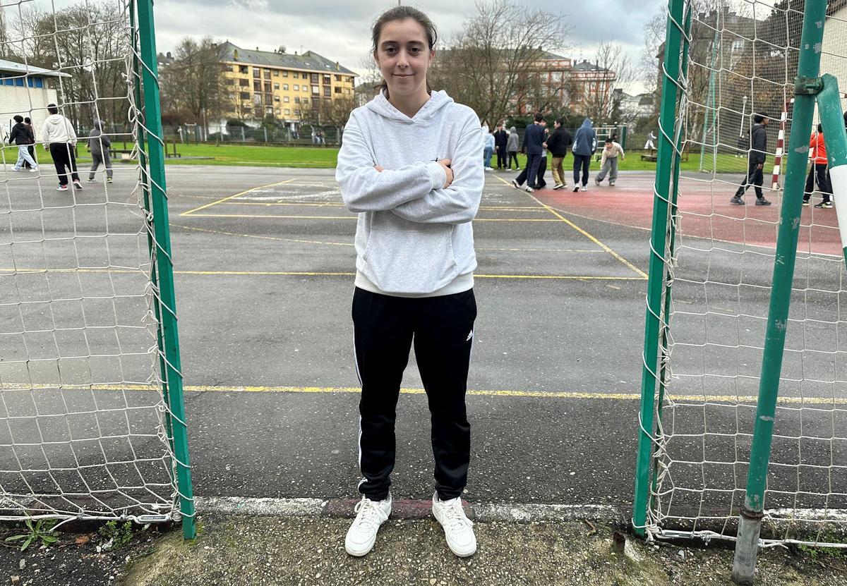 Alba Noriega en el instituto de Navia.