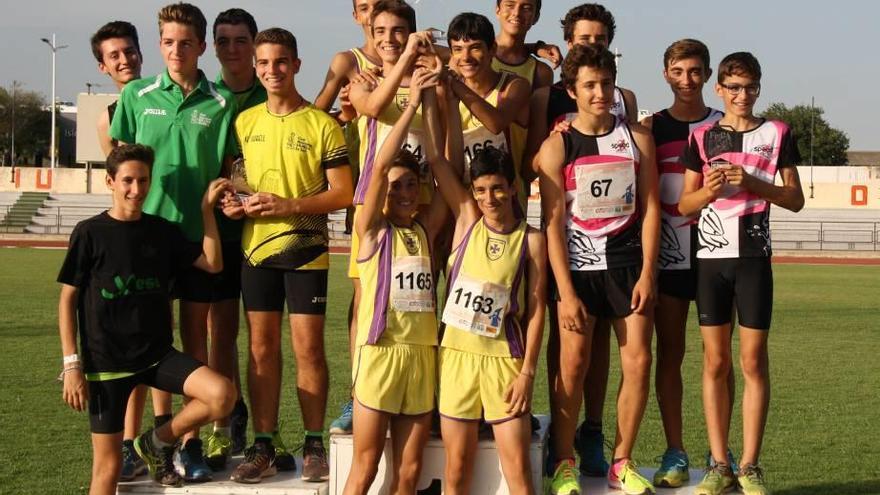 El Sant Josep Obrer masculino festeja su título tras la entrega de trofeos.