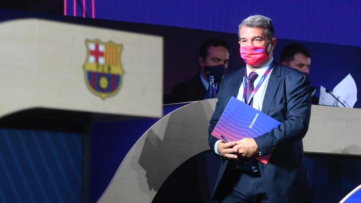 Joan Laporta se dirige al atril para hablar a los socios.