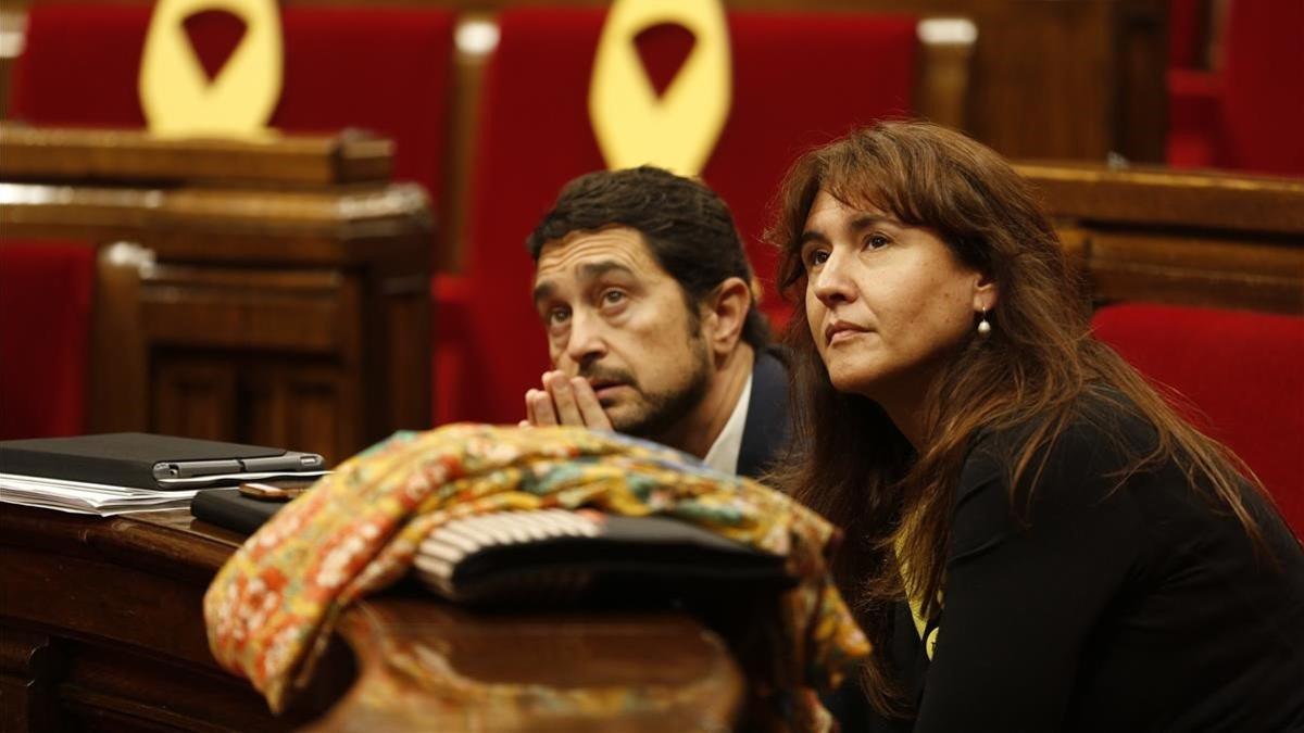 Los Consellers Laura Borras y Damià Calvet en el pleno del Parlament.