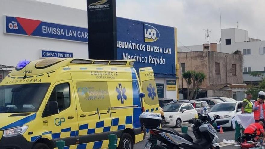 Dos motoristas heridos tras ser arrollados por un camión en Ibiza