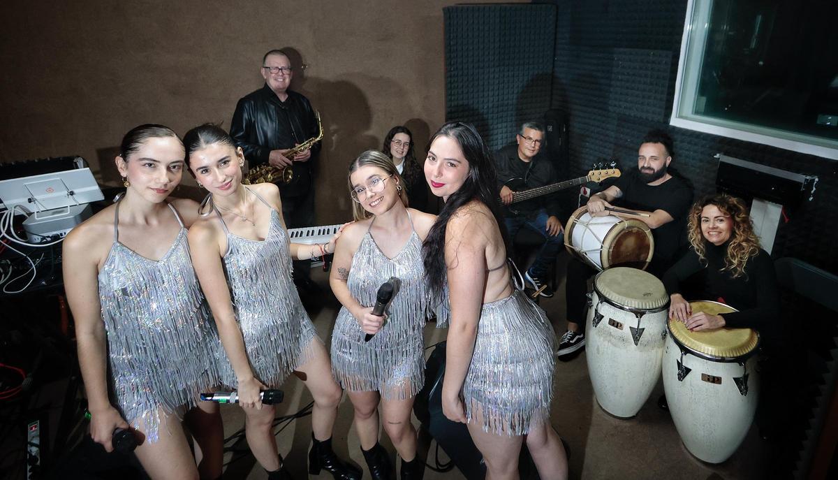 Imagen de la orquesta Nueva Línea, antes de la salida del grupo de las cantantes.
