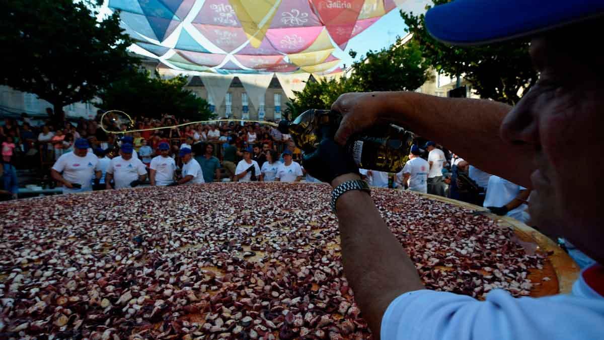 O Carballiño prepara la tapa de pulpo más grande del mundo.