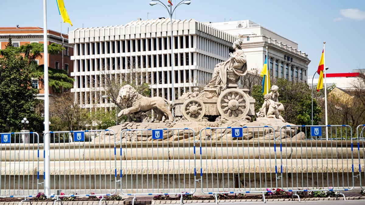 La fuente de Cibeles, este viernes, vallada para la celebración del 35º título de LaLiga del Real Madrid.