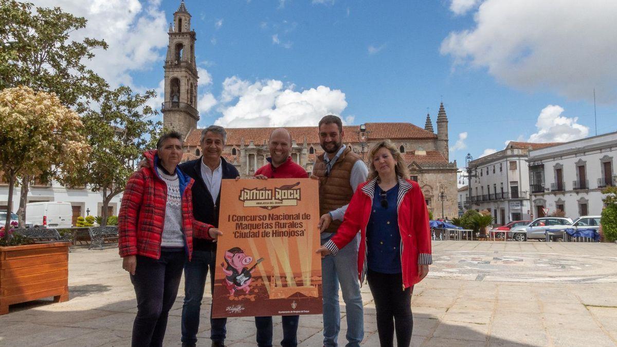 Autoridades y organizadores muestran el cartel del concurso de maquetas que se celebra dentro del Jamón Rock.