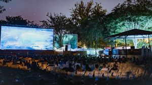 Fotografía de una edición anterior de Fescinal, el cine de verano del Parque de la Bombilla.