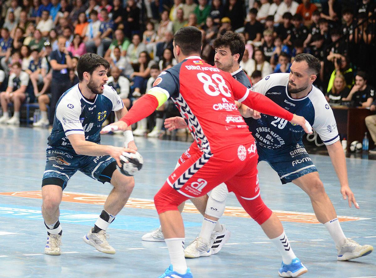 Santi López trata de filtrar un pase a Javi García.