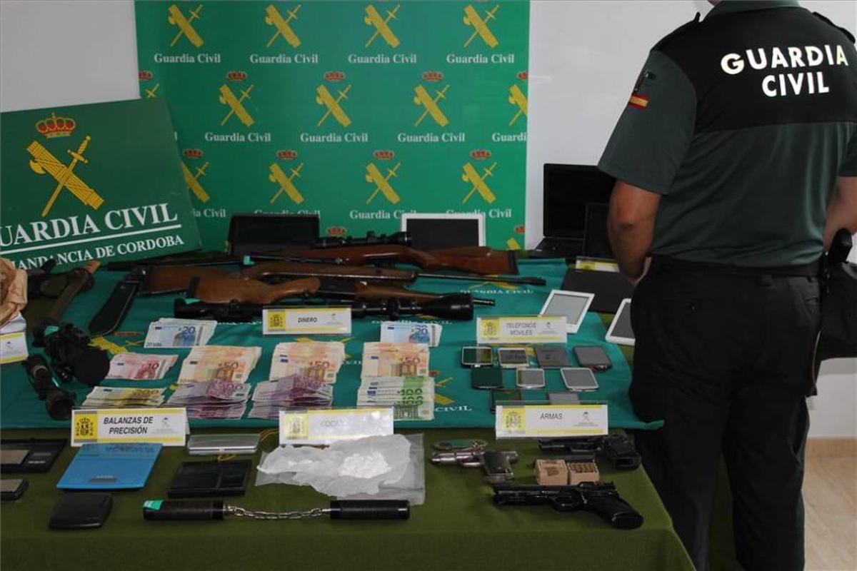 La Guardia Civil desmantela una red de narcos y retira 400 dosis de cocaína